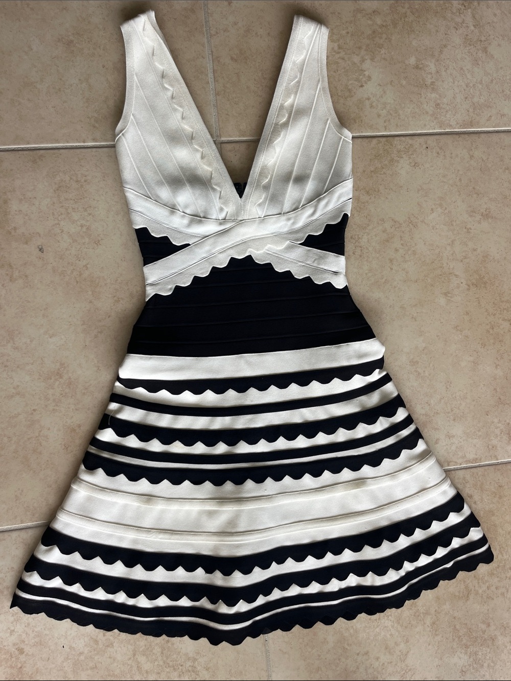XS Harve Leger Women's Black and White Striped V-Neck Fit & Flare Dress